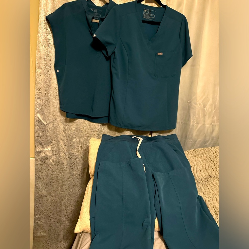 Figs SCRUBS size large price is for set: one top and one bottom. Pants are KADE
